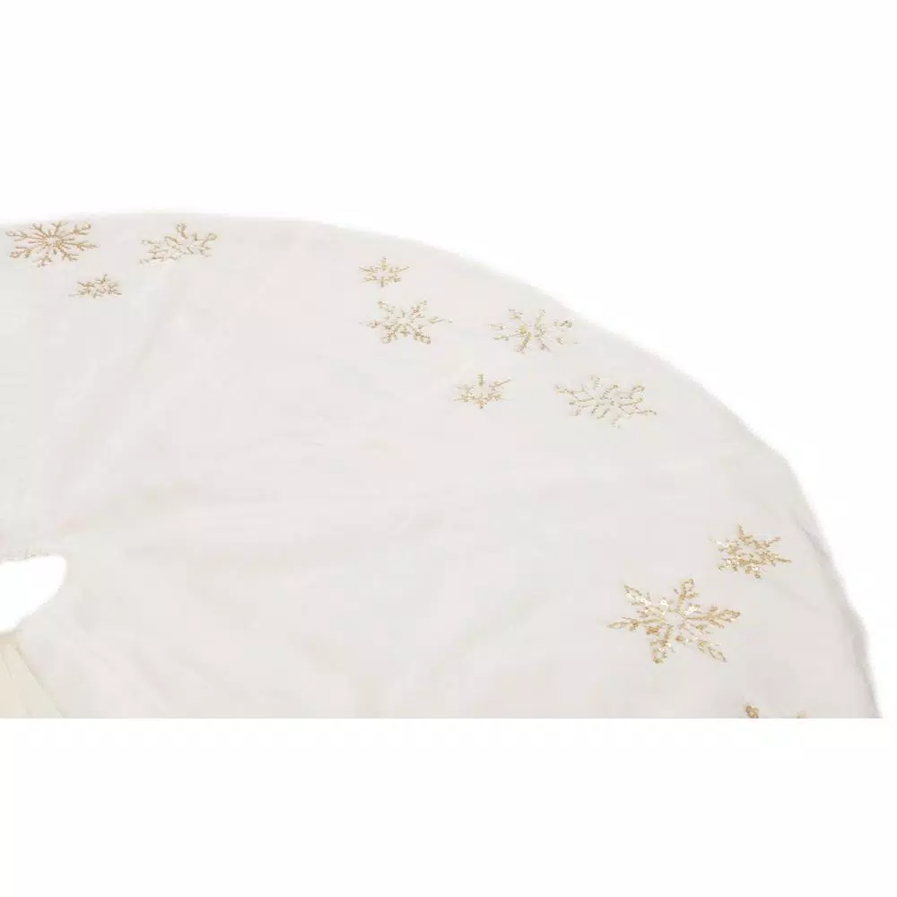 Manor Luxe 56 In. Snowflake Sequin Soft Plush Furry Round Christmas Tree Skirt In White 4 Manor Luxe 56 In. Snowflake Sequin Soft Plush Furry Round Christmas Tree Skirt In White - Image 2