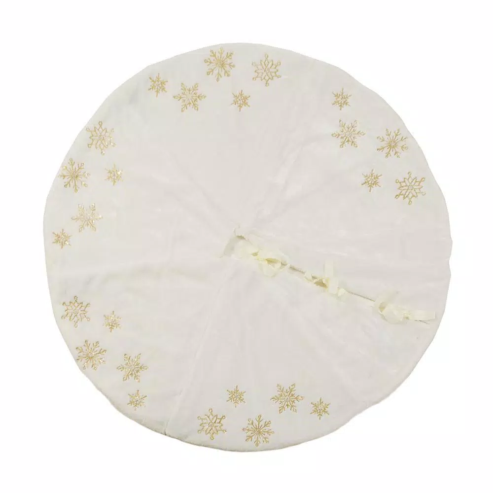 Manor Luxe 56 In. Snowflake Sequin Soft Plush Furry Round Christmas Tree Skirt In White 3 Manor Luxe 56 In. Snowflake Sequin Soft Plush Furry Round Christmas Tree Skirt In White