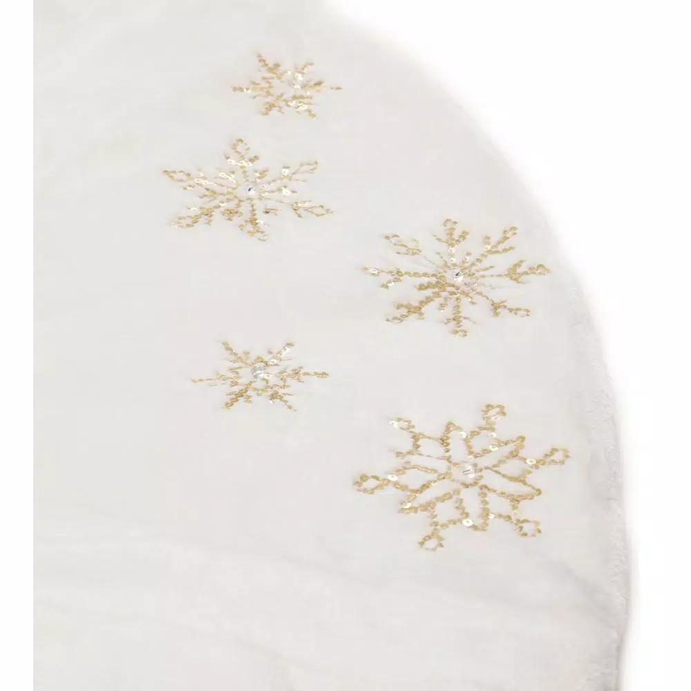Manor Luxe 56 In. Snowflake Sequin Soft Plush Furry Light Up Round Christmas Tree Skirt In White 5 Manor Luxe 56 In. Snowflake Sequin Soft Plush Furry Light Up Round Christmas Tree Skirt In White - Image 3